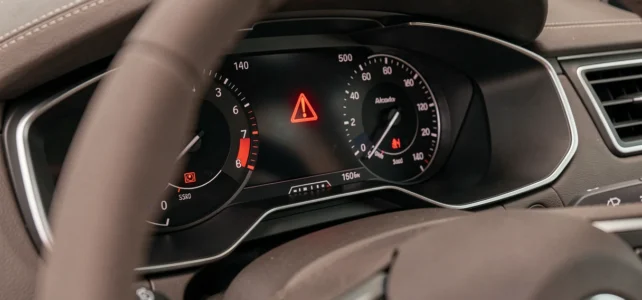 Que signifie le triangle rouge avec point d’exclamation sur votre voiture ? Que signifie le triangle rouge avec point d’exclamation sur votre voiture ?